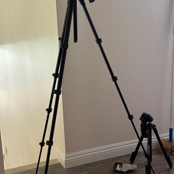 Manfrotto Compact Action Tripod with camera adapter - Picture 6 of 11